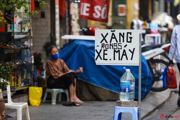 Hà Nội: Cây xăng treo biển hết hàng, vỉa hè mọc cả loạt trạm xăng di động-10