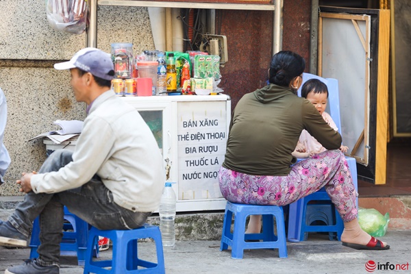 Hà Nội: Cây xăng treo biển hết hàng, vỉa hè mọc cả loạt trạm xăng di động-11