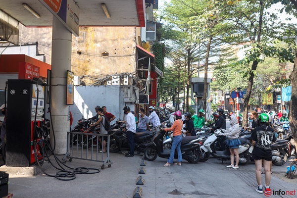 Hà Nội: Cây xăng treo biển hết hàng, vỉa hè mọc cả loạt trạm xăng di động-12