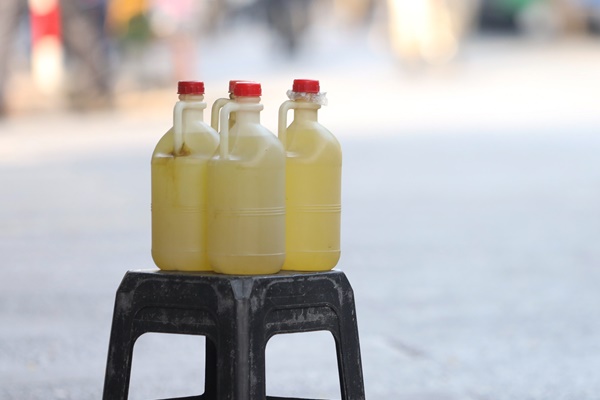 Trạm xăng di động xuất hiện trên vỉa hè Hà Nội khi cây xăng treo biển hết hàng-14