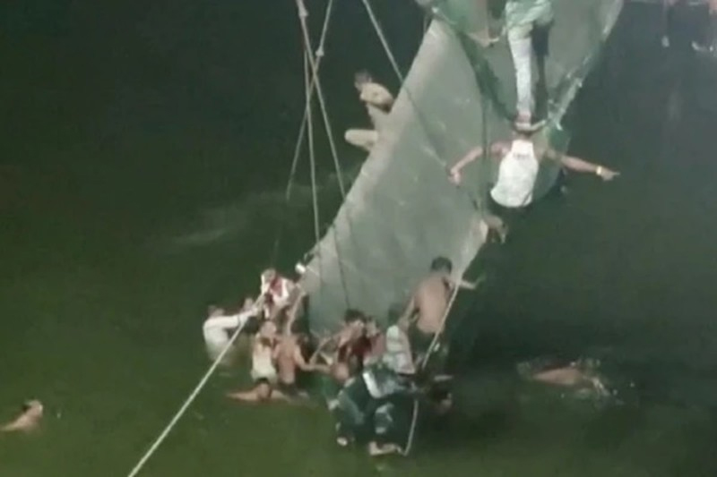 Nghi phạm trong vụ sập cầu Ấn Độ khai sự cố do ý trời-1