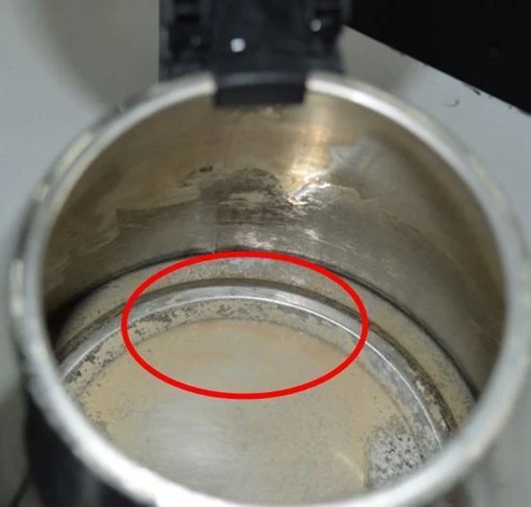 Cho thứ này vào ấm siêu tốc rồi đun sôi, cặn bẩn sẽ tự động bong ra, không mất công cọ rửa-1