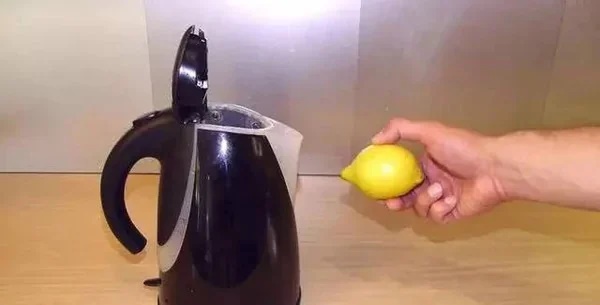 Cho thứ này vào ấm siêu tốc rồi đun sôi, cặn bẩn sẽ tự động bong ra, không mất công cọ rửa-2