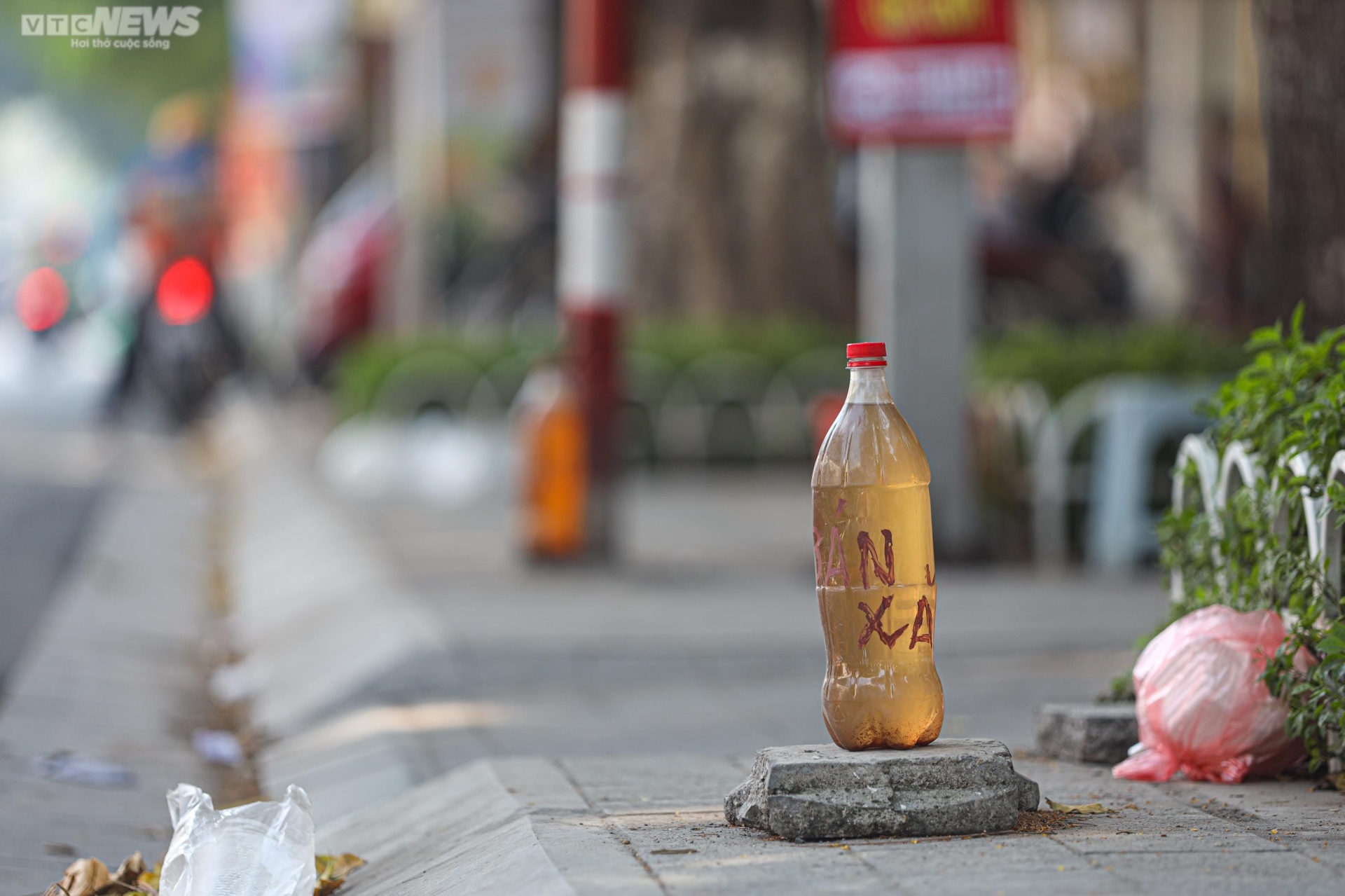 Trạm xăng di động xuất hiện trên vỉa hè Hà Nội khi cây xăng treo biển hết hàng-11