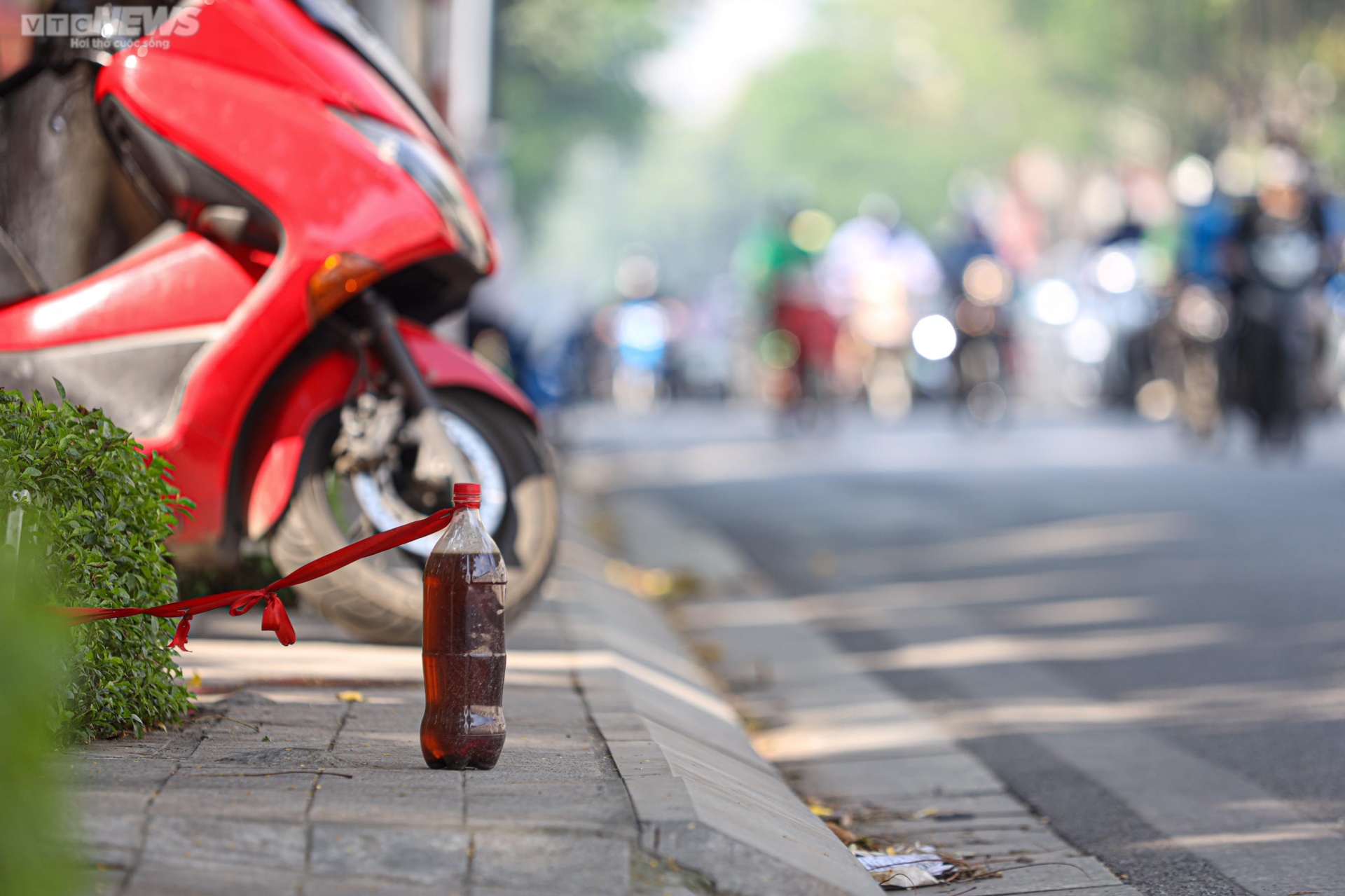 Trạm xăng di động xuất hiện trên vỉa hè Hà Nội khi cây xăng treo biển hết hàng-12