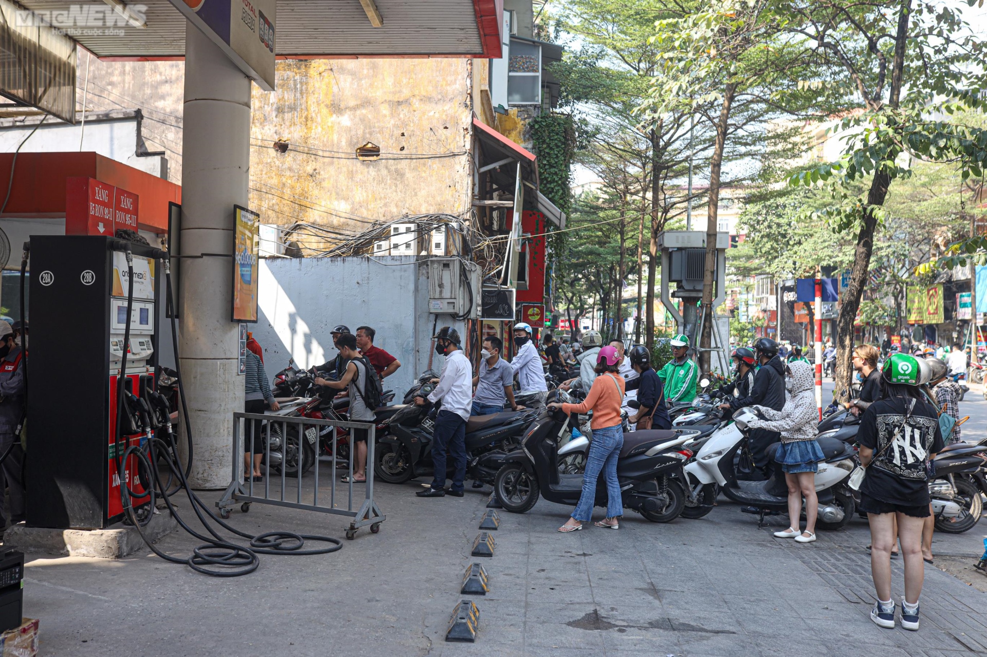Trạm xăng di động xuất hiện trên vỉa hè Hà Nội khi cây xăng treo biển hết hàng-13