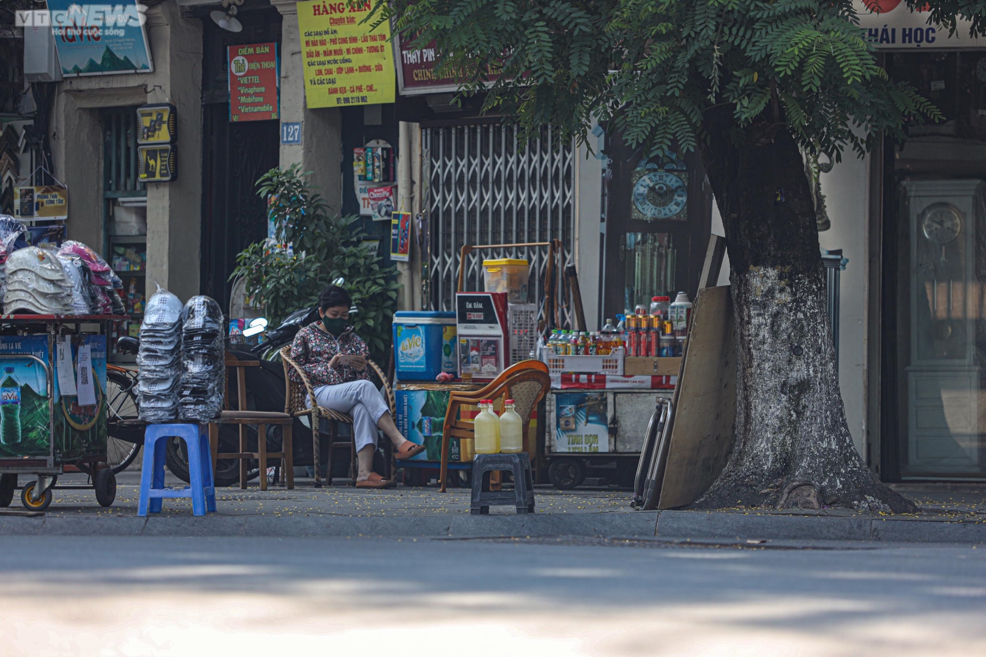 Trạm xăng di động xuất hiện trên vỉa hè Hà Nội khi cây xăng treo biển hết hàng-7