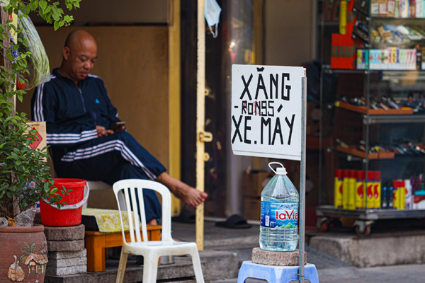 Bộ Công Thương lệnh xử các trường hợp bán xăng qua thùng, can-2