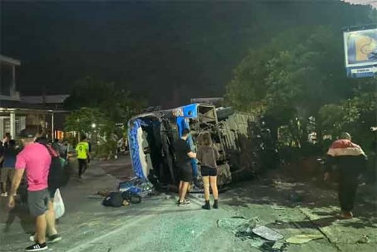 Ô tô chở khách nước ngoài đâm liên hoàn, 17 người bị thương