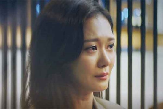 Lặng người khi gặp lại bạn thân đang bán chổi bên vỉa hè