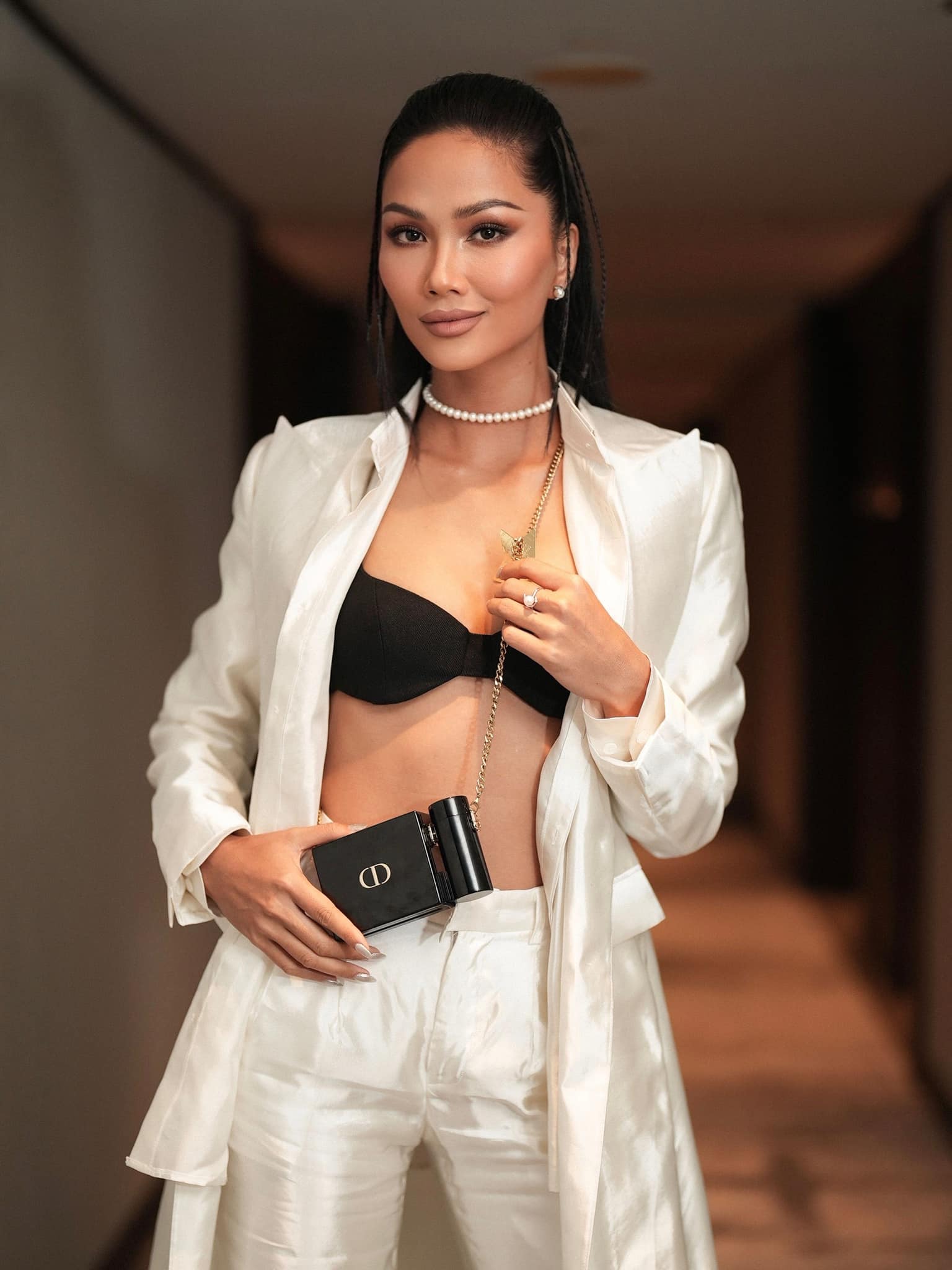 HHen Niê bị la ó bởi mặc đồ như giẻ lau, bỗng được minh oan nhờ 1 tấm ảnh mẫu hãng-1