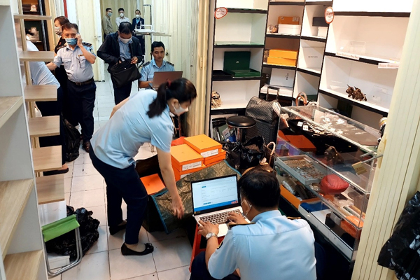 Sau Saigon Square, đến lượt hàng Rolex, Gucci, tại chợ An Đông bị truy quét đồng loạt-2