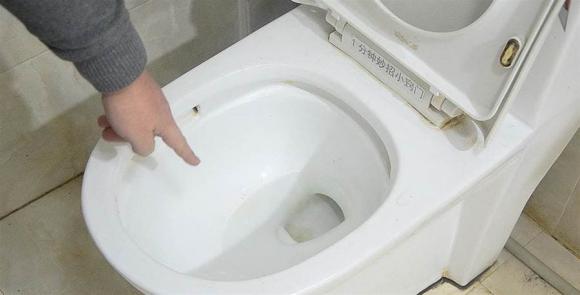 Rắc một nắm này vào bồn cầu, bồn cầu dù bẩn hay ố vàng đến đâu cũng sạch bong sau một lần xả nước, hãy học cách sử dụng nó cả đời-1