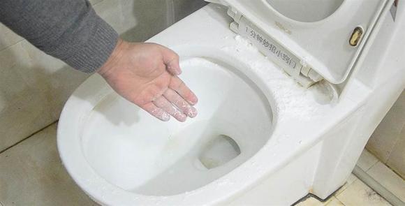 Rắc một nắm này vào bồn cầu, bồn cầu dù bẩn hay ố vàng đến đâu cũng sạch bong sau một lần xả nước, hãy học cách sử dụng nó cả đời-2
