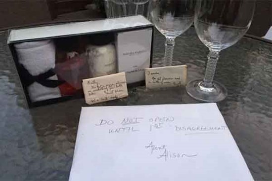 Bí mật trong chiếc hộp có dòng chữ: “Đừng mở nó ra cho tới khi các con xảy ra tranh cãi lần đầu tiên” được tặng trong ngày cưới và bài học vô giá về hôn nhân