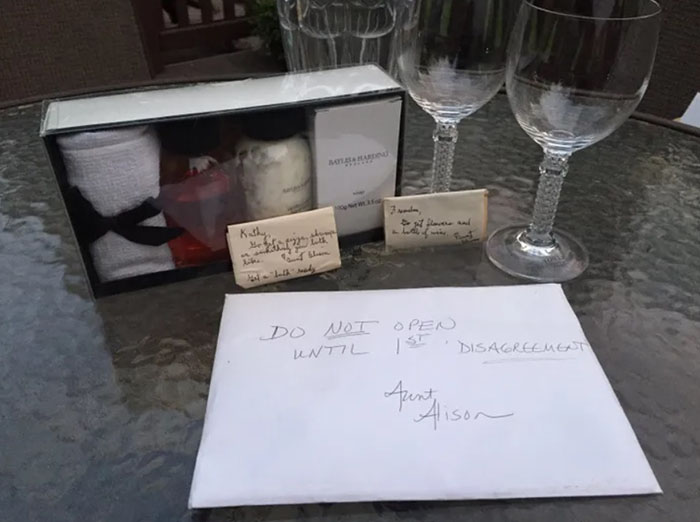Bí mật trong chiếc hộp có dòng chữ: Đừng mở nó ra cho tới khi các con xảy ra tranh cãi lần đầu tiên” được tặng trong ngày cưới và bài học vô giá về hôn nhân-4