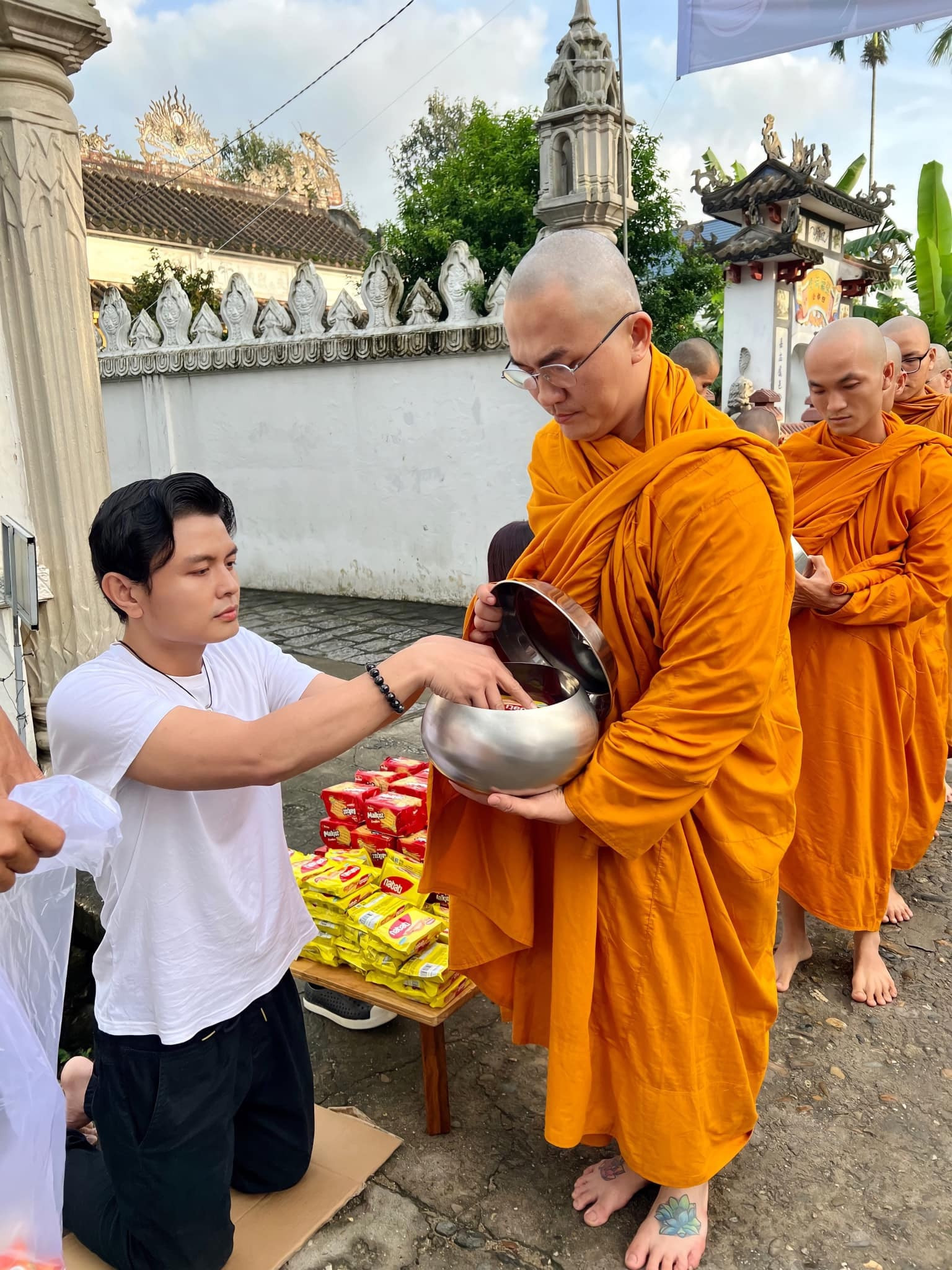 MC Đại Nghĩa bật khóc khi lần đầu xuống tóc xuất gia gieo duyên-2