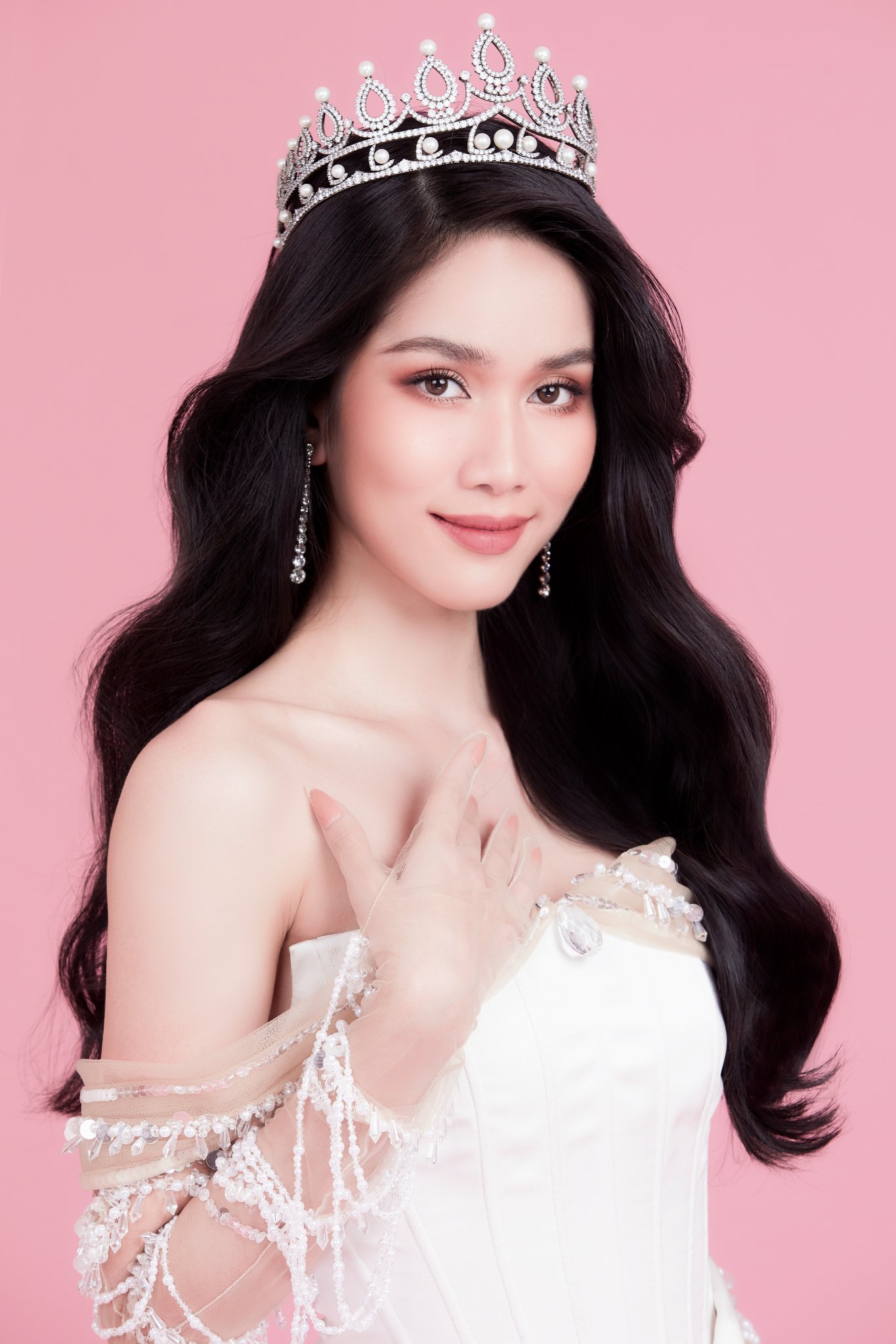 Vẻ đẹp và học vấn khủng của nàng hậu Việt được kỳ vọng sẽ mang về vương miện Miss International-1