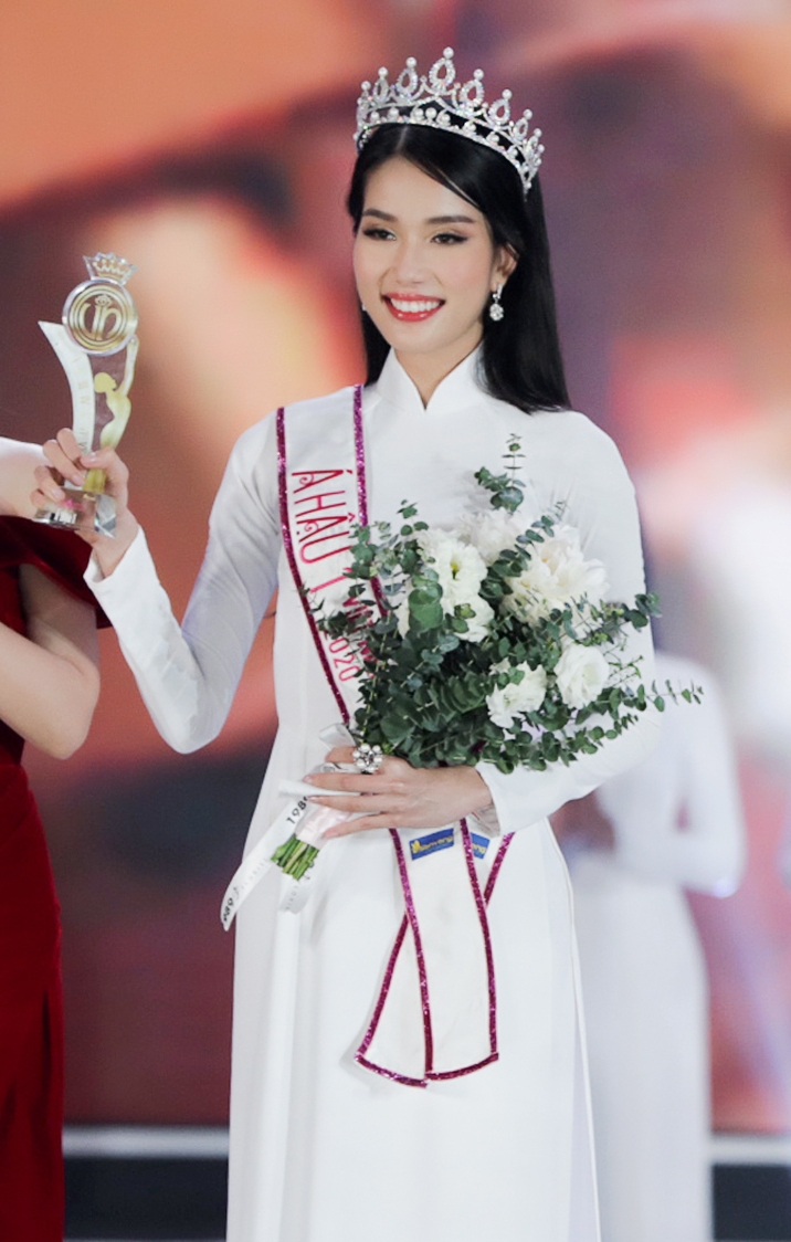 Vẻ đẹp và học vấn khủng của nàng hậu Việt được kỳ vọng sẽ mang về vương miện Miss International-2
