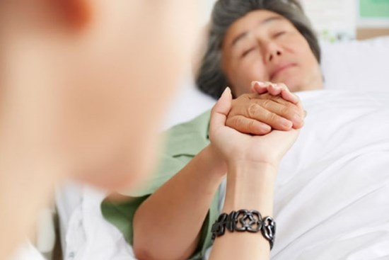 Mẹ chồng trăng trối một câu khiến vợ chồng tôi khó xử