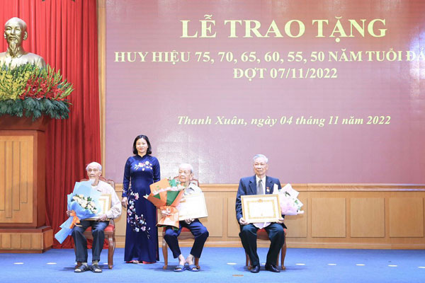 Phó Bí thư Thường trực Thành ủy Nguyễn Thị Tuyến trao Huy hiệu Đảng tại quận Thanh Xuân-1