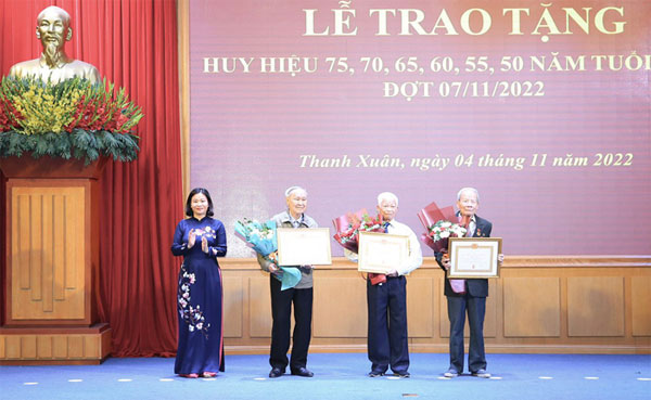 Phó Bí thư Thường trực Thành ủy Nguyễn Thị Tuyến trao Huy hiệu Đảng tại quận Thanh Xuân-2