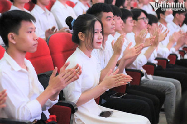 Sẽ xử lý hiệu trưởng bêu tên học sinh chưa đóng bảo hiểm do vi phạm quy tắc ứng xử-3