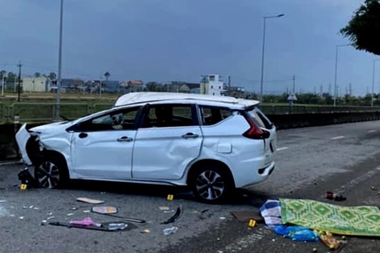 Ôtô lao vào dải phân cách trên quốc lộ, hai người chết