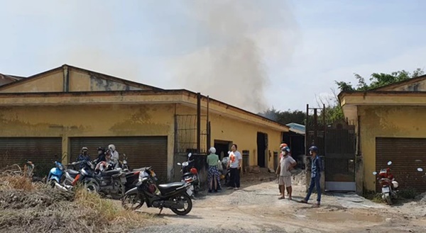 Cháy lớn tại xưởng nội thất trong khu dân cư ở TP.HCM-2
