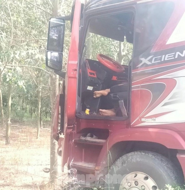 Kinh hãi phát hiện tài xế tử vong trong cabin xe ben đậu ven đường-2