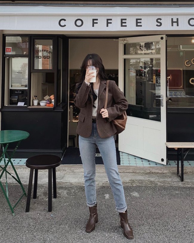 Nên sắm áo khoác màu nâu vì mặc lên sang trọng, tôn da-10