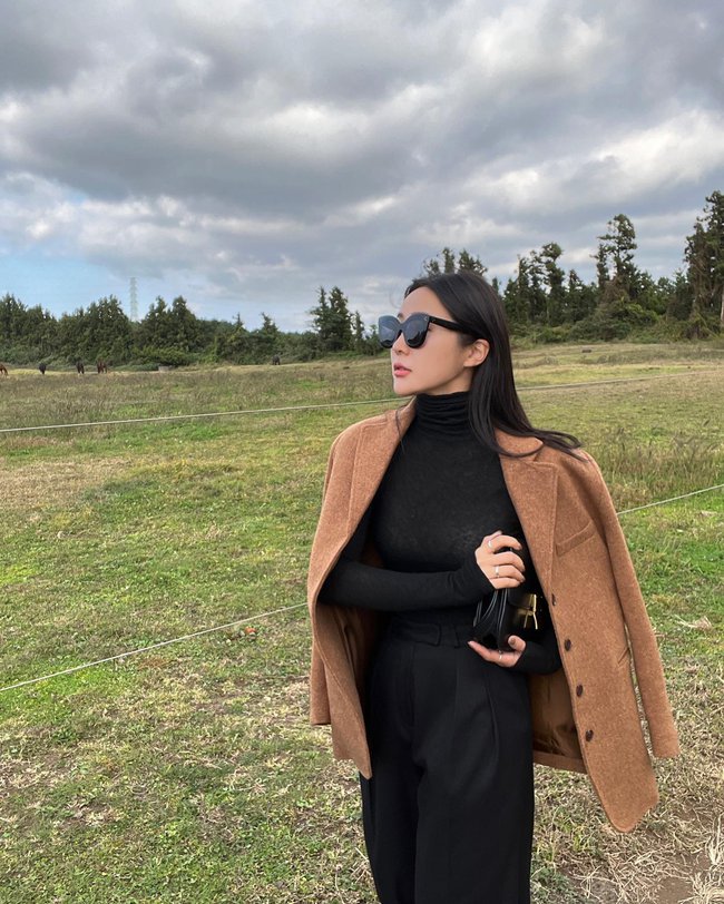 Nên sắm áo khoác màu nâu vì mặc lên sang trọng, tôn da-7