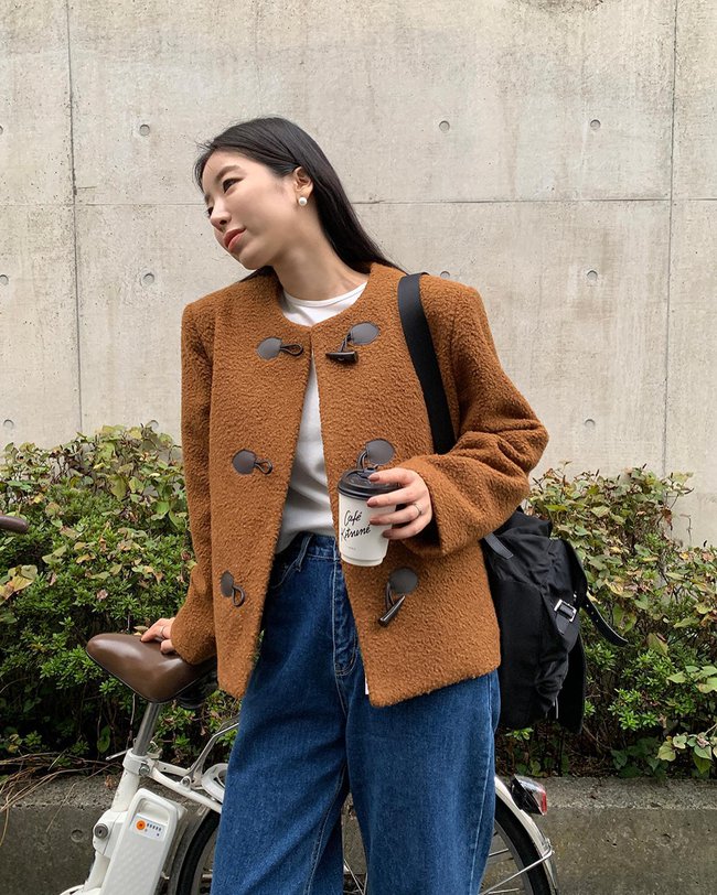 Nên sắm áo khoác màu nâu vì mặc lên sang trọng, tôn da-9