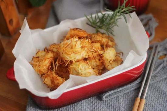 Dùng nồi chiên không dầu làm món tôm chiên giòn thơm mà lành mạnh