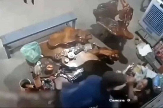 Bắt tên cướp đâm liên tiếp bà chủ tiệm tạp hóa, rồi cướp tài sản