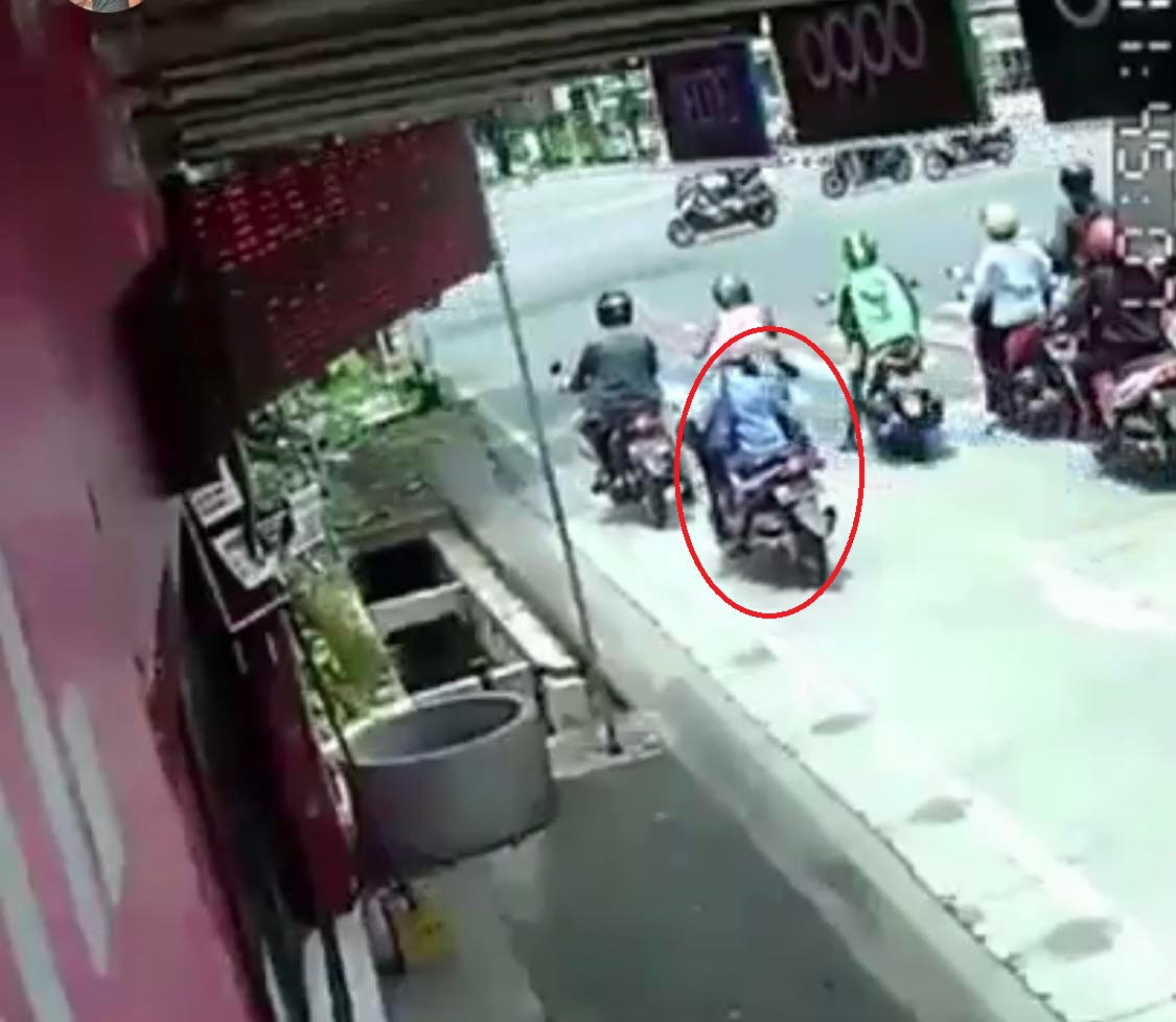 Một phụ nữ dừng xe máy chờ đèn đỏ liền ngã nhào xuống mương, CĐM đoán nguyên nhân bi hài-1