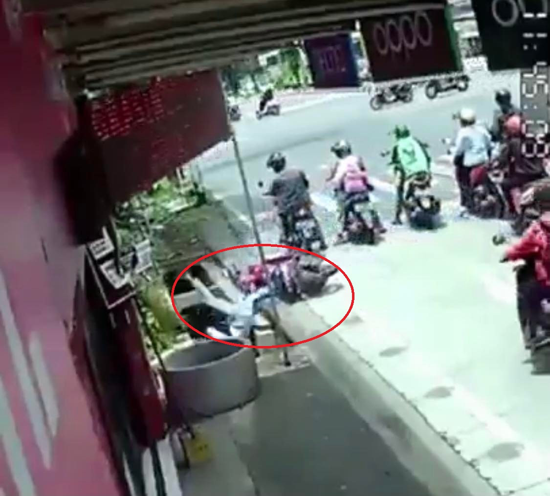 Một phụ nữ dừng xe máy chờ đèn đỏ liền ngã nhào xuống mương, CĐM đoán nguyên nhân bi hài-2