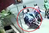 Một phụ nữ dừng xe máy chờ đèn đỏ liền ngã nhào xuống mương, CĐM đoán nguyên nhân 'bi hài'