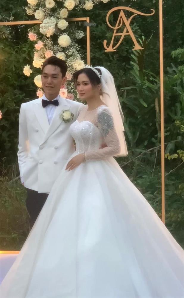 Xoài Non chăm mặc đồ đen đi đám cưới, giản dị vẫn lấn át cô dâu-1