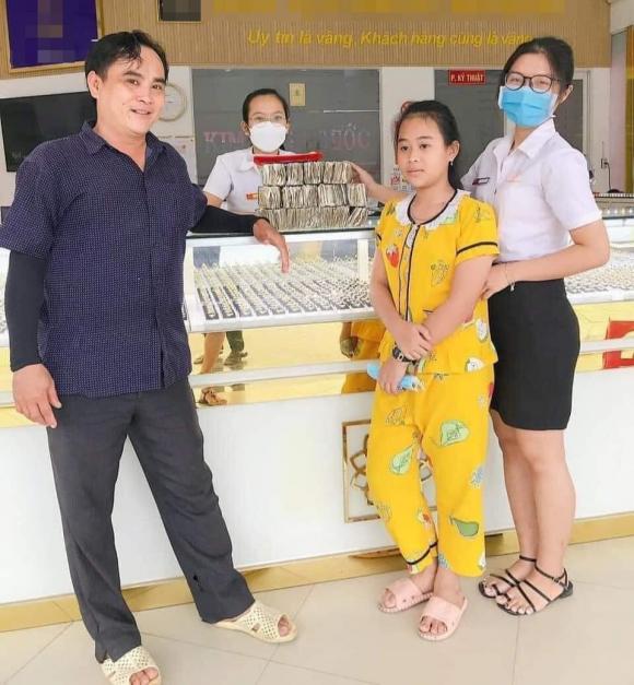 Cô bé mang gần 2kg tiền lẻ tiết kiệm được đi mua vàng tặng bố mẹ-1