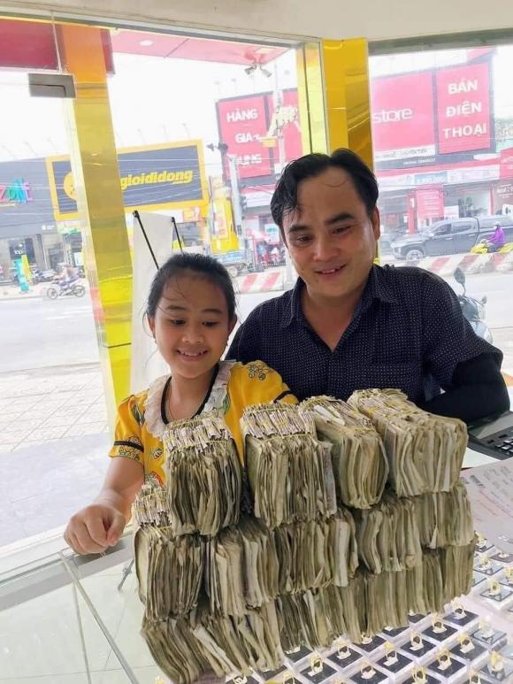 Cô bé mang gần 2kg tiền lẻ tiết kiệm được đi mua vàng tặng bố mẹ-2