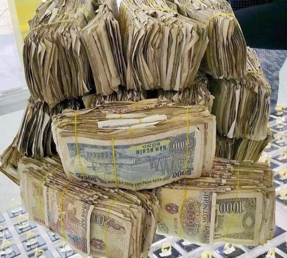 Cô bé mang gần 2kg tiền lẻ tiết kiệm được đi mua vàng tặng bố mẹ-3