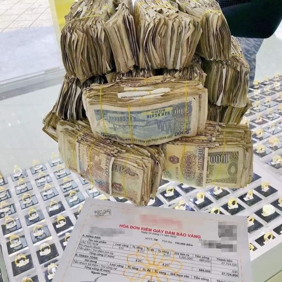 Cô bé mang gần 2kg tiền lẻ tiết kiệm được đi mua vàng tặng bố mẹ-4