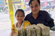 Cô bé mang gần 2kg tiền lẻ tiết kiệm được đi mua vàng tặng bố mẹ