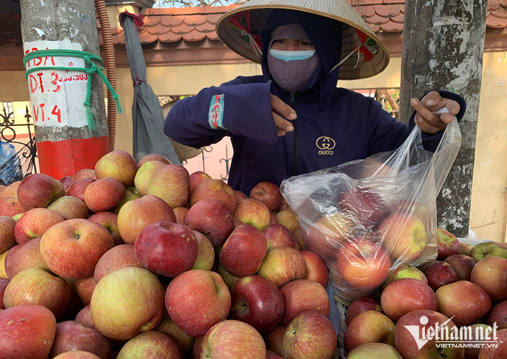 ‘Bóc giá’ trái cây Trung Quốc tại chợ đầu mối-1