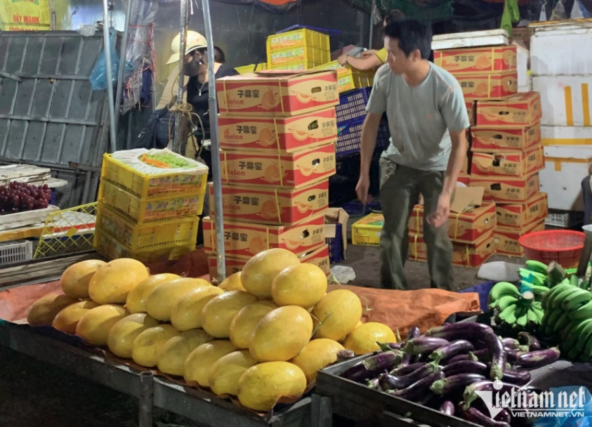 ‘Bóc giá’ trái cây Trung Quốc tại chợ đầu mối-7