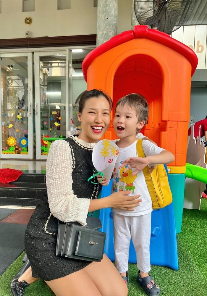 MC Hoàng Oanh rưng rưng nước mắt vì sự hiểu chuyện của con trai-2