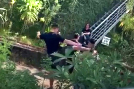 Hành hung hội đồng nam nhân viên quán cà phê vì nghi ngờ đánh chết chó