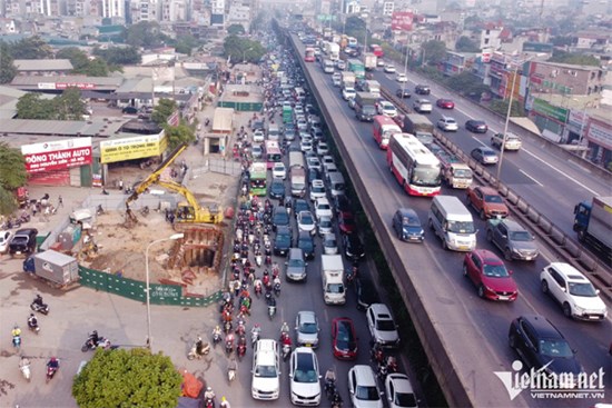 Người dân kẹt cứng ngoài 4 'lô cốt', trong công trường vắng người thi công