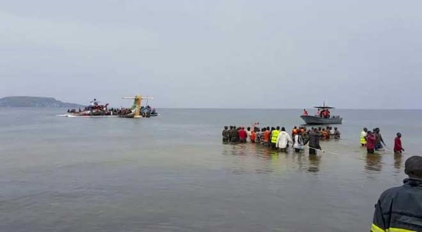 Hiện trường thảm kịch máy bay chở 43 người lao xuống hồ Victoria-2